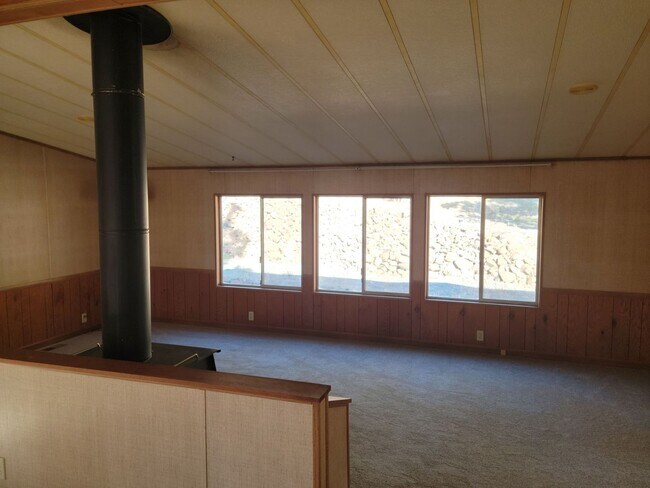 Foto del edificio - Large 3 bedroom, 2 bath on 2 acres. Aprox ...