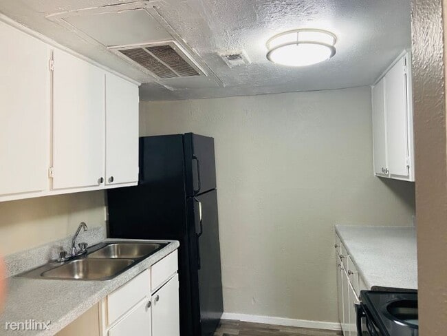Building Photo - 2 br, 1 bath Townhome - 4611 Samuell Blvd
