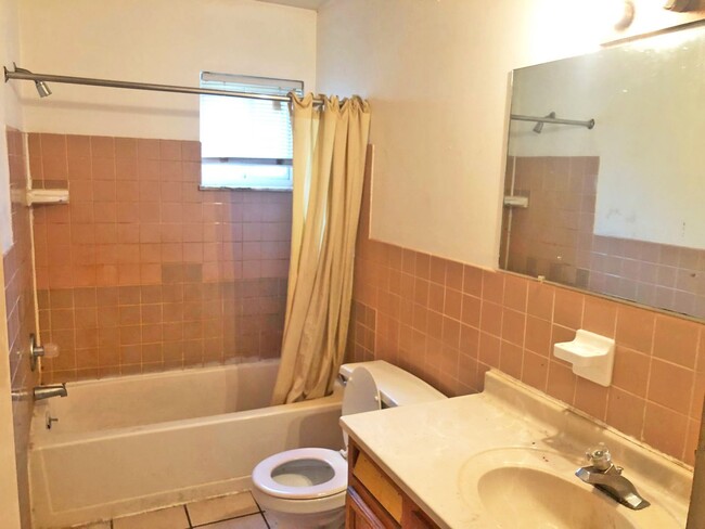 Building Photo - 2 BED 1.5 BATH UNIT IN THE BANBURY CONDOMI...