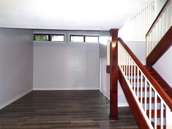 Building Photo - 2180 Bayberry Dr