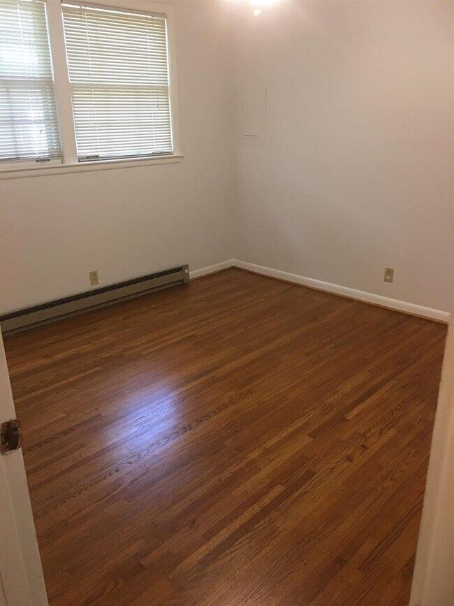 Building Photo - Amazing price for a rental in this area