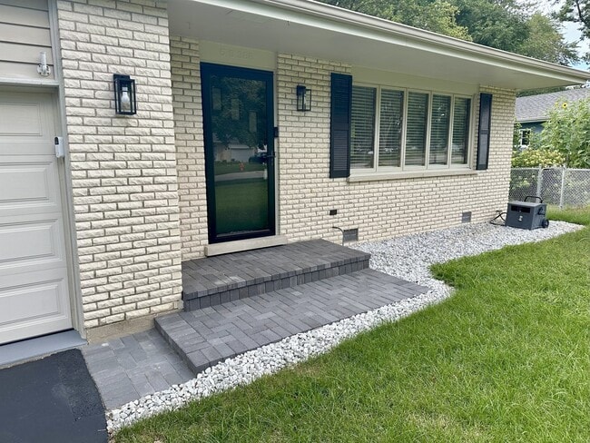 Building Photo - 5S388 Allister Ln