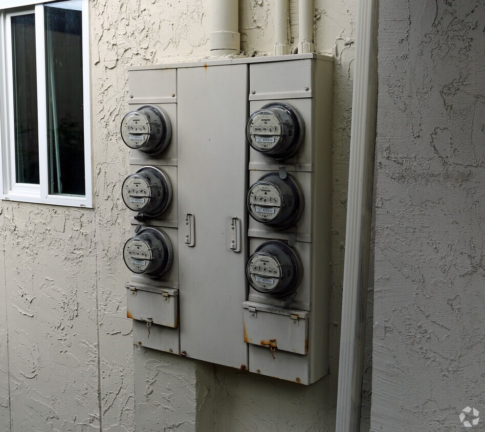 Building Photo - Bon Five