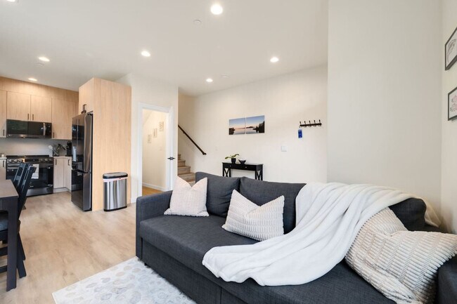 Foto del edificio - 823 NE 70th St