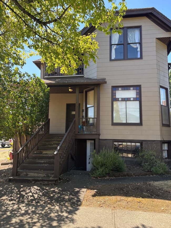Building Photo - 634 SW Calapooia St