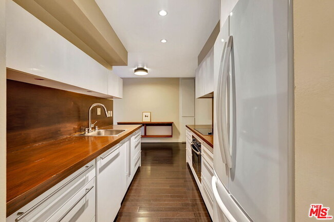 Building Photo - 1010 Palm Ave