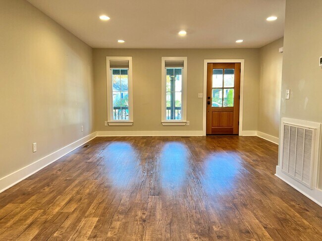 Building Photo - Updated 3 Bed, 2 Bath Cottage in Heart of ...