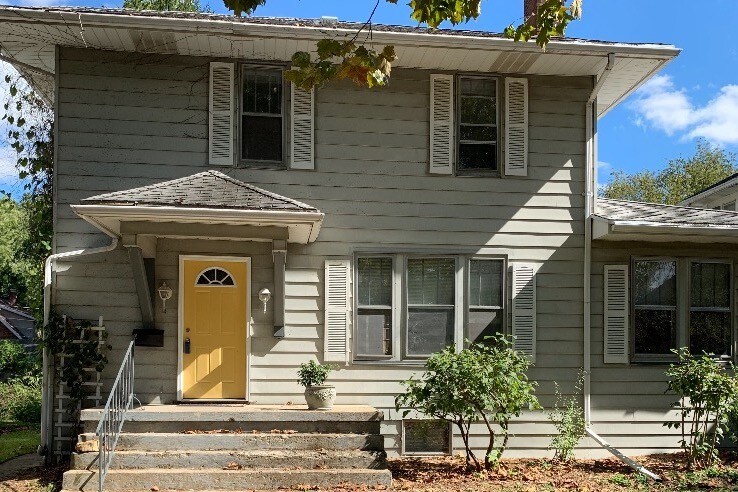 T - 1006 S Busey Ave