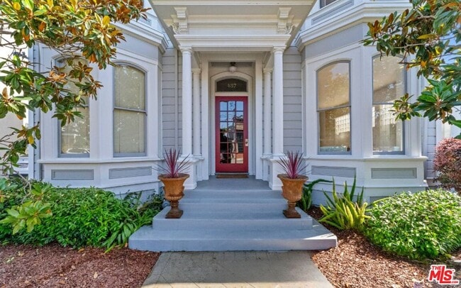 Building Photo - 487 43rd St