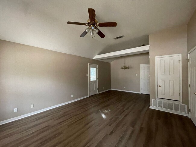 Foto del edificio - 4802 John David Dr