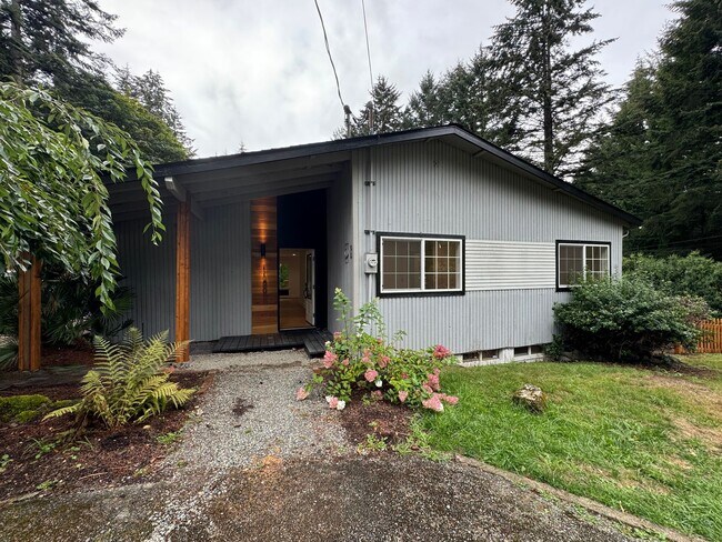Building Photo - Spacious Updated home w/ daylight basement...