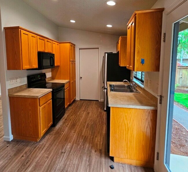 Foto del edificio - 3Bd/2Ba Single Story Home-Available to view beginning 4/27/2026!