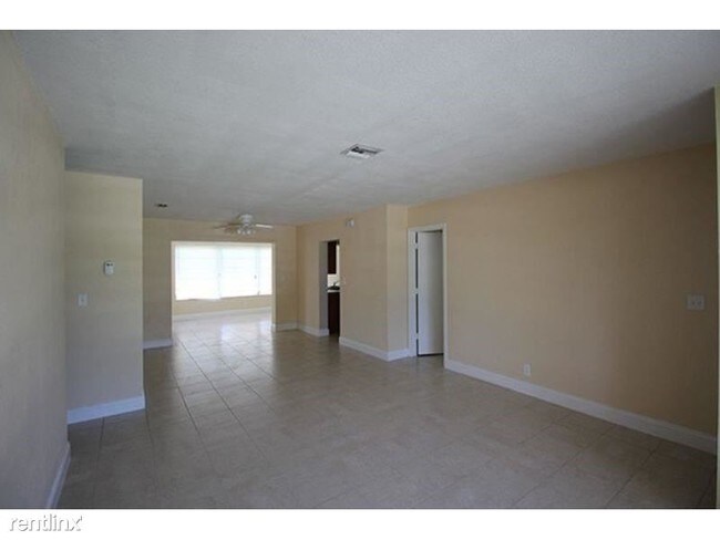 Building Photo - 1005 E River Dr