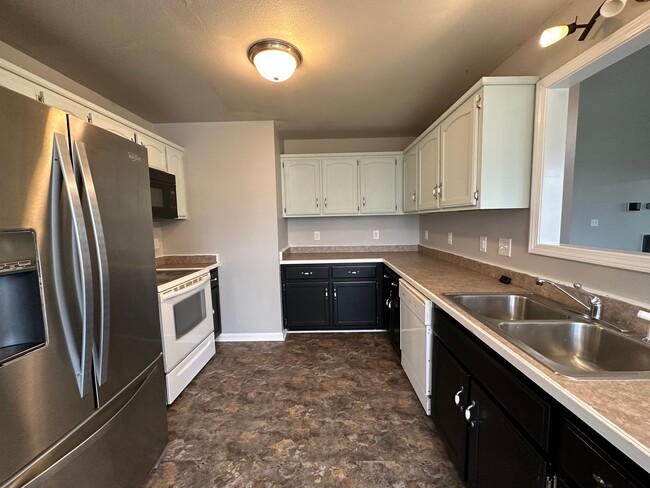 Building Photo - 3 Bedroom Home For Rent with Bonus Room!