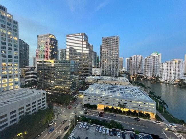 Foto del edificio - 825 Brickell Bay Dr