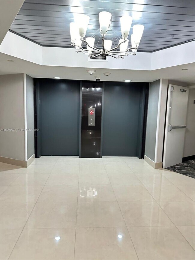 Foto del edificio - 3300 NE 192 St