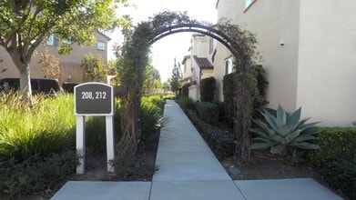 Building Photo - 208 W Cork Tree Dr