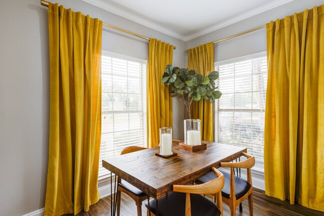 Charming Dining Area - Walnut Hill Apartments