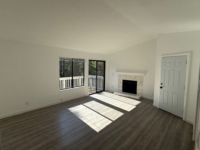 Foto del edificio - Renovated 2-Bedroom Condo in Martinez