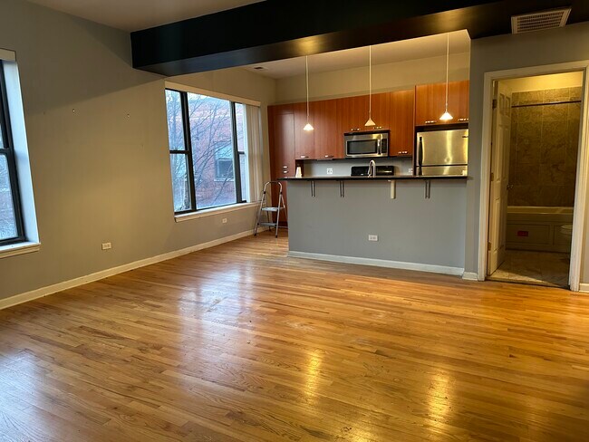Building Photo - 1308 W North Shore Ave