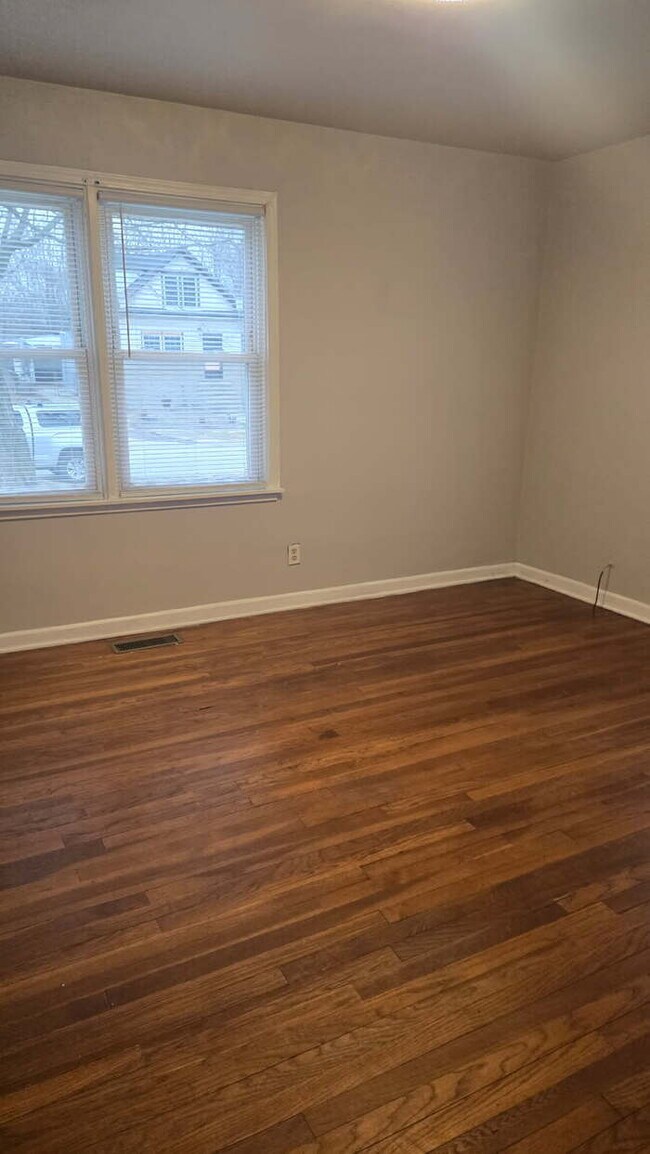 Building Photo - Beautifully rehabbed, spacious 3 bedroom h...