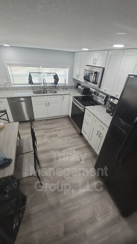 Building Photo - 1935 Speck Dr