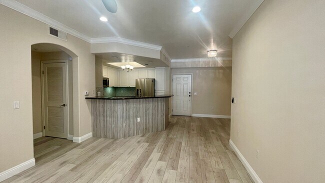 Building Photo - Beautiful 2 bedrooms + Den/Office or Bonus...
