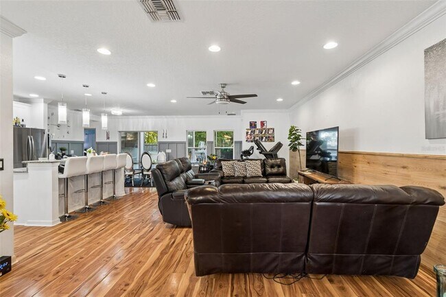 Foto del edificio - 13046 Linden Dr