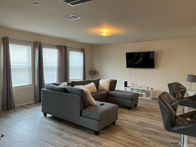 Foto del edificio - 2129 Eastwood Ct