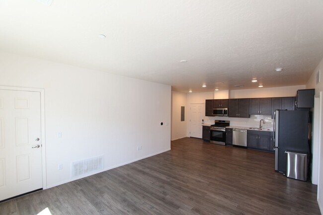 Building Photo - 1650 E Ponderosa Pkwy