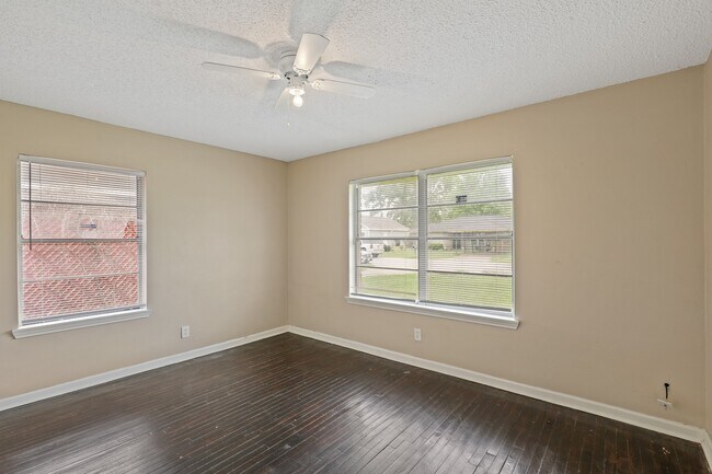 Foto del edificio - 9315 Laura Koppe Rd