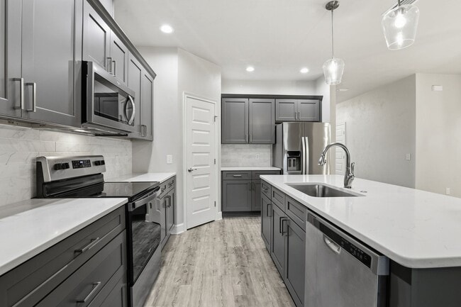 Building Photo - Villas of West 3Bed/2Bath End Unit