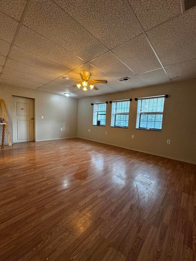 Building Photo - 811 Theresa Dr
