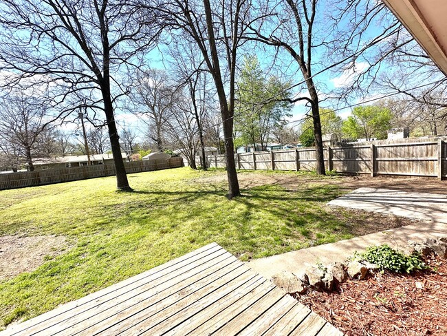 Building Photo - Updated 3-Bed Home with Garage & Fenced Ya...