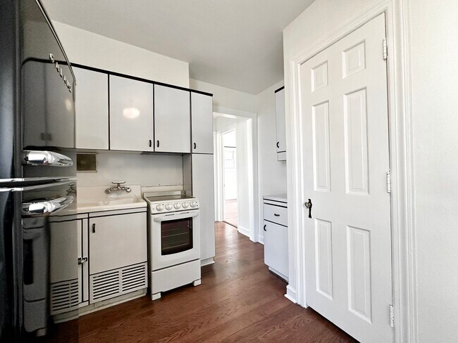 Unit 2 Kitchen - 4031 N Lowell Ave