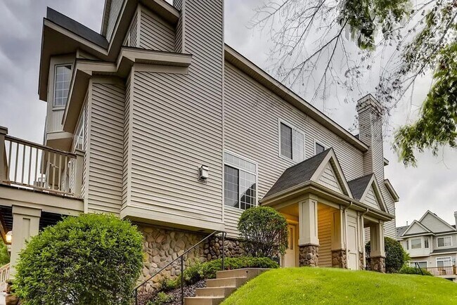 Foto del edificio - Bright End-Unit 2BD Townhome with Fireplace, Deck & Big Bedrooms