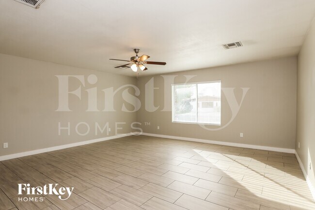 Foto del edificio - 4818 W Christy Dr
