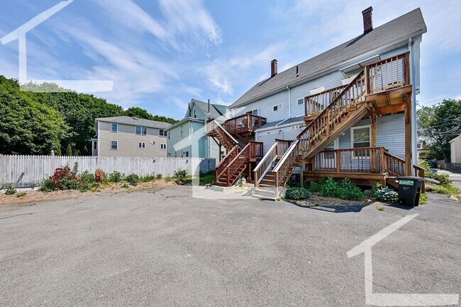 Building Photo - Nice large 2 bed pet friendly condo with private free laundry and 2 parking spots!