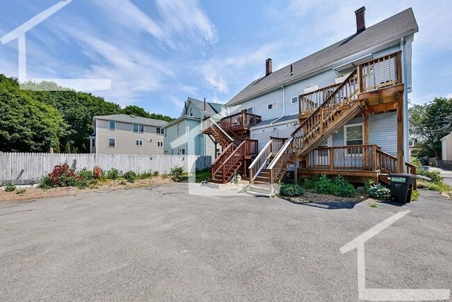 Building Photo - Stunning Gut-Renovated 5 Bedroom Apartment...