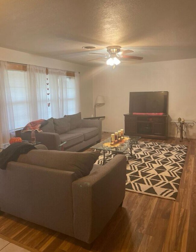 Foto del edificio - Spacious 4 Bedroom Home!