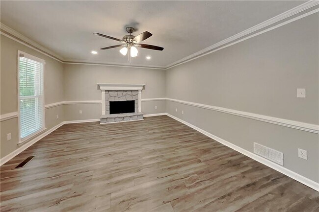 Building Photo - 2111 Dawn Ct