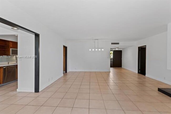 Foto del edificio - 161 Crandon Blvd