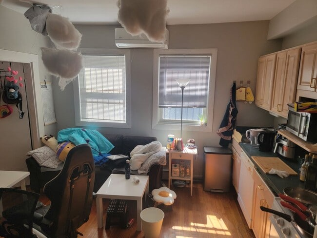 Harvard Sq. 1 bed available June 1st - Harvard Sq. 1 bed available June 1st House