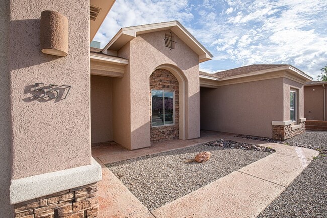 Building Photo - Beautiful 4 Bed 2 Bath - Dogs Allowed!