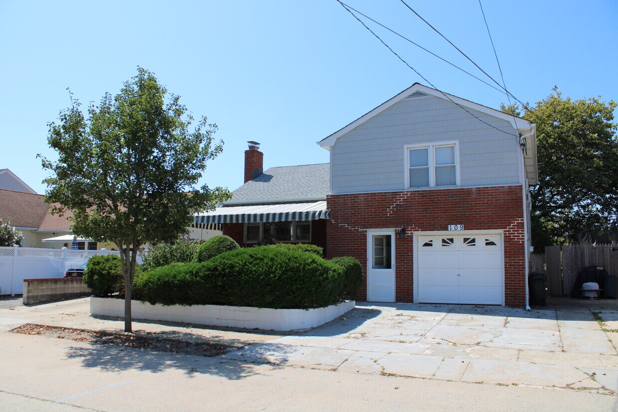Half Block to Beach, 4 Beds, 2 Baths - 109 Cedarhurst Ave