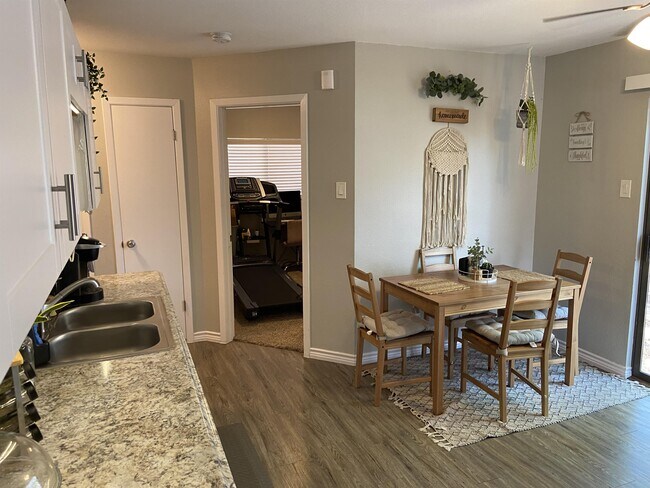 Foto del edificio - 6819 Flaming Ridge Dr