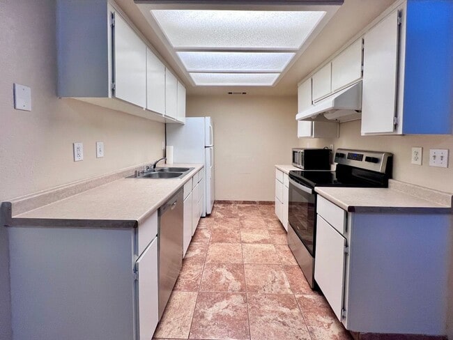 Foto del edificio - $1,595 Shields & Fowler, 3 Bedroom - E. Shields Ave #118, Fresno / Gated Community