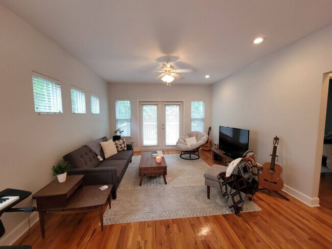 Foto del edificio - Spacious 3 Bedroom 2 Bath Townhome Close t...