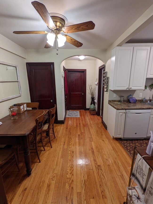 eat-in kitchen - facing rear (North) - 6633 Alamo Avenue