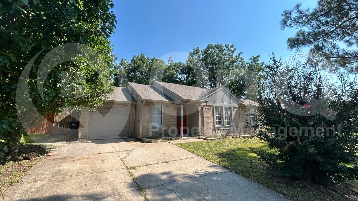 Primary Photo - 807 Cavalier Dr